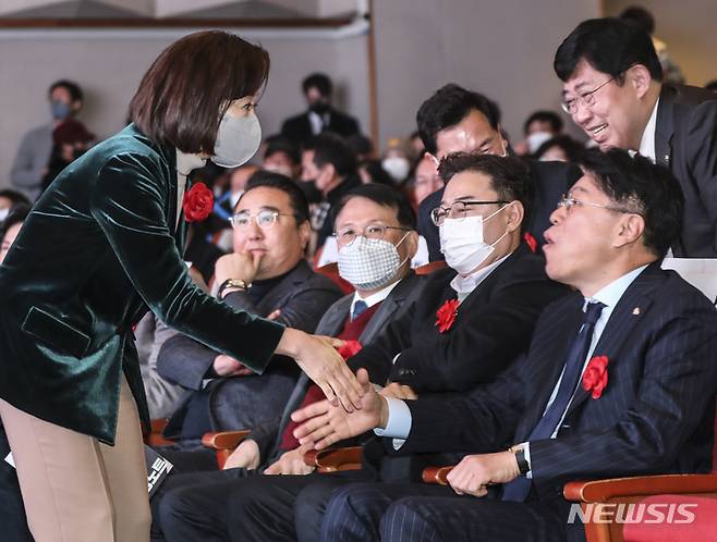 [서울=뉴시스] 김근수 기자 = 국민의힘 차기 당 대표 경선 유력 후보인 나경원 전 의원과 장제원 의원이 지난 5일 오후 서울 송파구민회관에서 열린 국민의힘 송파을 신년인사회에서 인사를 나누고 있다. 2023.01.05. ks@newsis.com