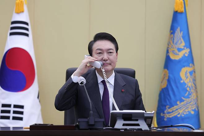 [서울=뉴시스] 윤석열 대통령이 계묘년 새해 첫날인 1일 서울 용산 대통령실 청사에서 군 대비태세 보고를 받고 있다. (사진=대통령실 제공) 2022.01.01. photo@newsis.com *재판매 및 DB 금지