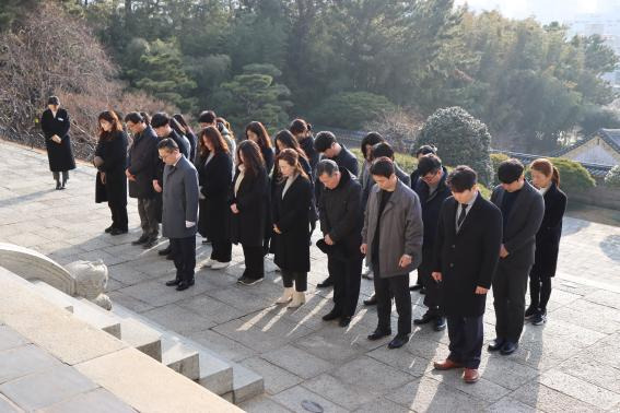 [부산=뉴시스] 부산시도시재생센터 황영우 원장을 비롯한 임직원들은 9일 오전 동래구 안락동 충렬사를 찾아 '2023년 계묘년(癸卯年) 새해 맞이 참배'를 진행하고 있다. (사진=부산시도시재생센터 제공) *재판매 및 DB 금지