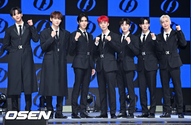 [OSEN=민경훈 기자]SF9이 무대 위에서 포토타임을 갖고 있다. 2022.01.09 /rumi@osen.co.kr