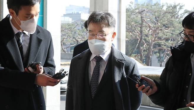 화천대유자산관리&nbsp;대주주 김만배씨가 9일 검찰 조사를 받기 위해 서울 서초구 서울중앙지검&nbsp;청사로 들어가고 있다. 뉴스1