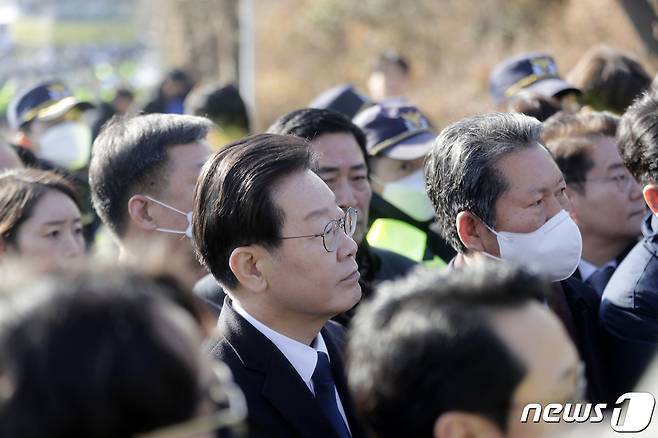 이재명 더불어민주당 대표가 성남FC 후원금 의혹 사건과 관련 검찰 조사를 받기 위해 10일 오전 경기 수원지방검찰청 성남지청에 출석하고 있다. 제1야당 현직 대표가 검찰에 피의자 신분으로 출석하는 것은 헌정 사상 처음이다. 2023.1.10/뉴스1 ⓒ News1 사진공동취재단