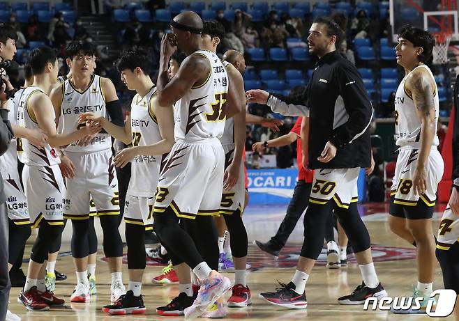 10일 서울 송파구 잠실학생체육관에서 열린 'SKT 에이닷 프로농구 2022-2023 KBL' 서울 SK 나이츠와 창원 LG 세이커스의 경기에서 85대 61로 승리한 LG 선수들이 기뻐하고 있다. 2023.1.10/뉴스1 ⓒ News1 송원영 기자