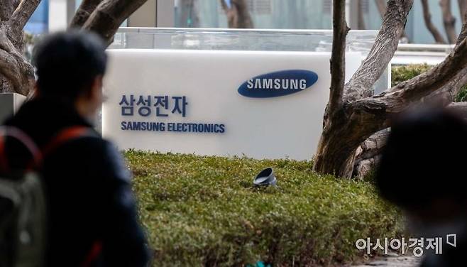 삼성전자가 연결 기준 지난해 4분기 영업이익이 4조3천억원으로 전년 동기 대비 69% 감소한 6일 서울 서초구 삼성전자 서초사옥에서 직원들이 이동하고 있다./강진형 기자aymsdream@