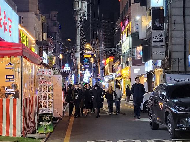 9일 찾은 압구정로데오 일대. 중심거리인 선릉로 157길을 거닐고 있는 사람들이 눈에 띈다./최온정 기자