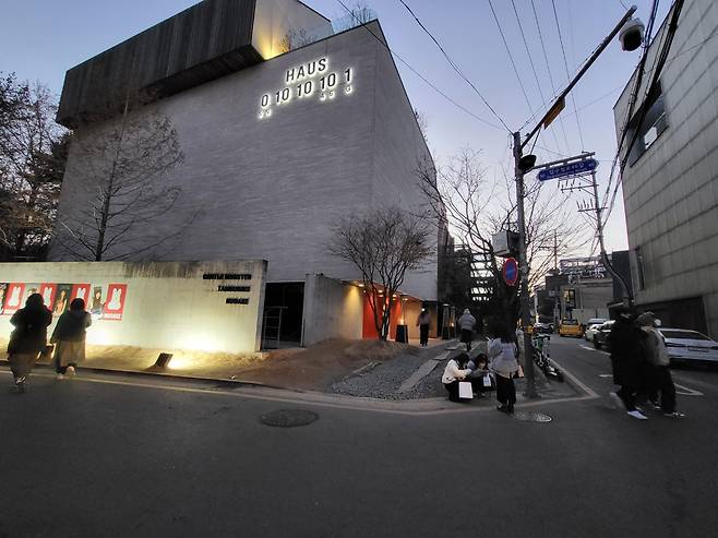 9일 걸그룹 '뉴진스'의 팝업스토어가 들어선 누테이크 하우스 도산 전경. 팝업스토어를 찾은 젊은 팬들이 기념촬영을 하고 있다./최온정 기자