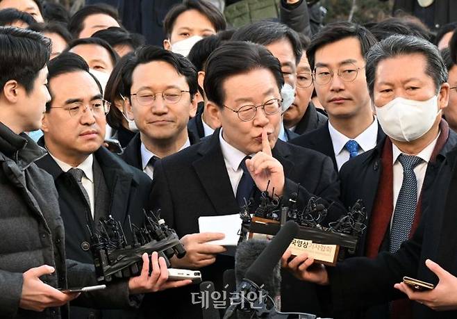 '성남FC 후원금' 의혹을 받고 있는 이재명 더불어민주당 대표가 10일 오전 경기도 성남시 수원지방검찰청 성남지청으로 출석하고 있다. ⓒ사진공동취재단