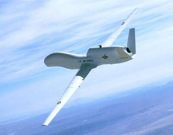 RQ-4 글로벌 호크(Global Hawk) 야전지휘관에게 전역의 전체적인 상황 정찰과 목표에 대한 정밀 정찰을 제공할 수 있다. 목표지점에서 오랫동안 체공하며 넓은 지역에 걸쳐 고해상도의 합성개구레이더로 구름층이나 폭풍우를 통과해 영상과 전자-광학·적외선(EO·IR) 영상을 제공할 수 있다. 사진=미 공군 홈페이지 캡처