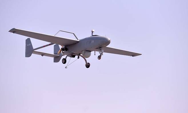 우리 무인기로는 처음으로 MDL을 넘어간 송골매는 2000년 우리가 자체 개발한 무인 정찰기다. 2005년 전력화됐는데 최대 6시간 동안 반경 80~110km에서 작전을 수행할 수 있다. 지상에 있는 조종사가 실시간으로 모니터를 보며 조종하는 방식이다. 사진=뉴스1