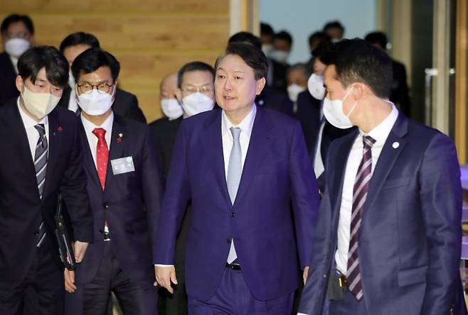 윤석열 대통령이 10일 경기도 과천시 국립과천과학관 어울림홀에서 열린 '2023년 과학기술인ㆍ정보방송통신인 신년인사회'에 입장하고 있다. [대통령실통신사진기자단] 연합뉴스