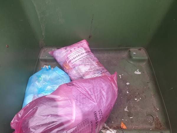 종량제 봉투를 사용하지 않고 비닐봉지에 담아 쓰레기를 배출하면 수거업체에서 수거를 거부한다.