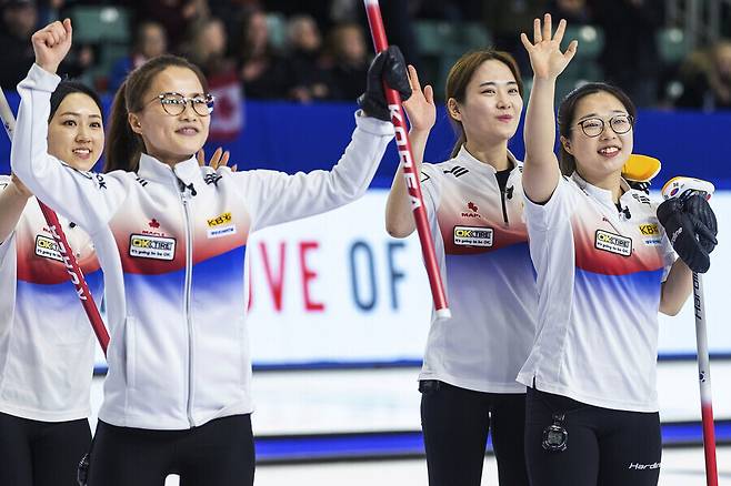 한국 여자 컬링 국가대표팀 ‘팀 킴’의 김경애(왼쪽부터), 김은정, 김초희, 김선영이 지난해 3월26일(현지시각) 캐나다 프린스조지에서 열린 2022 여자 컬링 세계선수권대회 준결승전에서 캐나다에 승리한 뒤 기뻐하고 있다. 프린스조지/AP 연합뉴스