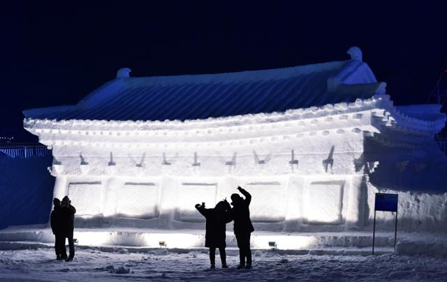 2018년 열린 대관령눈꽃축제에 등장한 수원화성 눈 조각. 평창군 제공