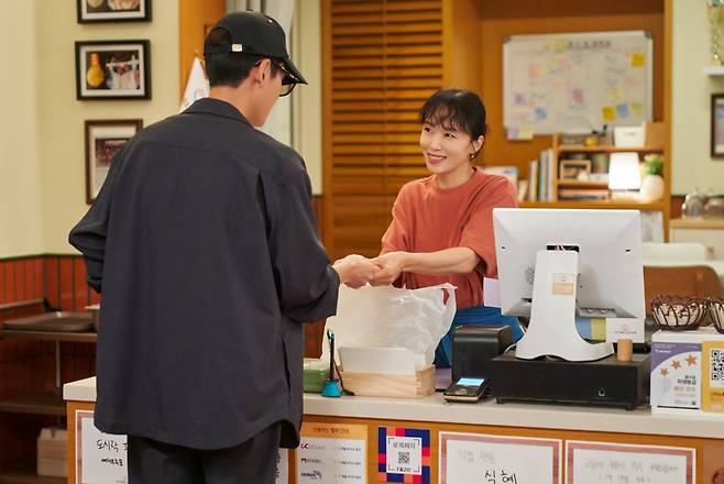 Jeon Do-yeon (right) plays former national handball player Haeng-sun in "Crash Course in Romance." (tvN)