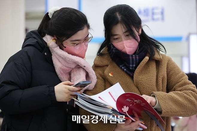 2023학년도 정시 대학입학정보박람회장 참관객들이 입장을 위해 줄을 서 있다. [박형기 기자]