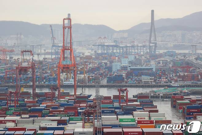 (부산=뉴스1) 김영훈 기자 = 21일 오후 부산 남구 부산항 용당부두에서 컨테이너 하역작업이 진행되고 있다. 이날 관세청에 따르면 12월 1~20일 수출은 336억 달러, 수입 401억 달러로 무역수지 64억달러 적자를 기록했다. 전년 동기 대비 수출은 8.8% 감소하고, 수입은 1.9% 늘었다. 수출 감소세가 12월 들어서도 지속되고 있다. 지난 4월부터 8개월 연속 무역수지 적자 행진도 이어지고 있다. 2022.12.21/뉴스1 Copyright (C) 뉴스1. All rights reserved. 무단 전재 및 재배포 금지.