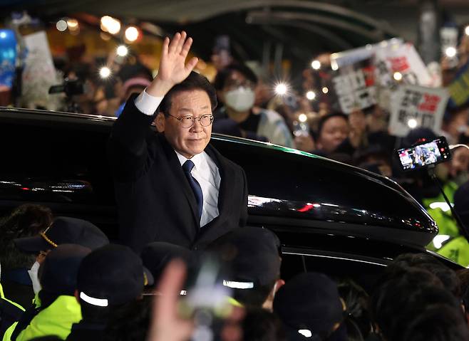 '성남FC 후원금 의혹' 사건과 관련해 10일 검찰 조사를 받은 이재명 더불어민주당 대표가 귀가 전 지지자들을 향해 손을 흔들고 있다. [연합]