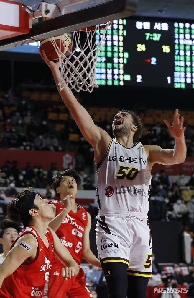 [서울=뉴시스] 고승민 기자 = 10일 서울 잠실학생체육관에서 열린 2022-2023 KBL 서울 SK 대 창원 LG 경기, LG 마레이가 레이업슛을 하고 있다. 2023.01.10. kkssmm99@newsis.com