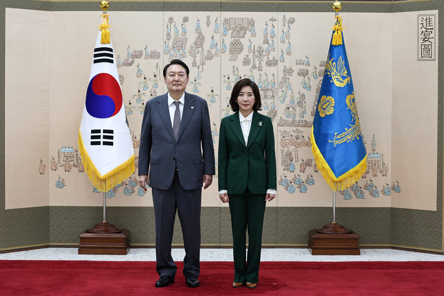 나경원 저출산고령사회위원회 부위원장이 10일 사의를 표명했다. 지난해 10월14일 윤석열 대통령이 나 부위원장에게 위촉장을 전달한 뒤 기념촬영을 하고 있다.  사진제공=대통령실