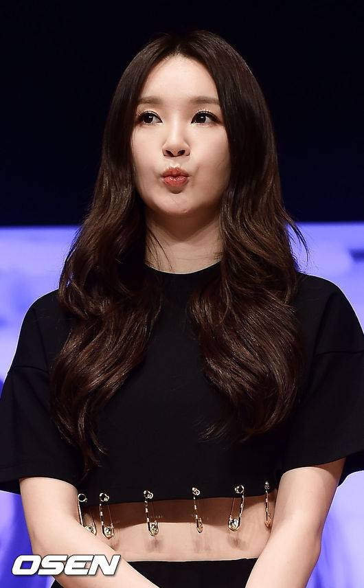 [OSEN=박준형 기자]더블 타이틀 외에 이해리, 강민경 각각의 자작곡 ‘너에게’와 ‘봄’을 수록해 싱어송라이터의 모습도 재조명했다. 특히 멤버들의 실제 사랑과 이별 이야기를 반영된 가사로 진정성을 부각했다. 특히 앨범의 시작을 알리는 ‘두 여자의 방’은 기존 ‘다비치 스타일’과는 다른 보컬 톤으로 팬들의 주목을 받을 것으로 보인다. 강민경이 1절, 이해리가 2절 작사에 참여했다. / soul1014@osen.co.kr
