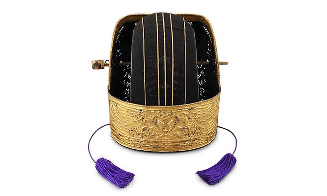 양관. 새해 첫날, 국경일, 대제례, 조칙의 반포 때 문무백관이 금관조복에 착용하는 관모.