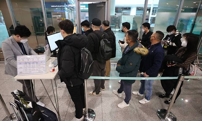 지난 9일 인천국제공항 제2여객터미널로 입국한 중국발 입국자들이 코로나19 검사센터에서 검사를 받기 위해 접수하고 있다. 연합뉴스