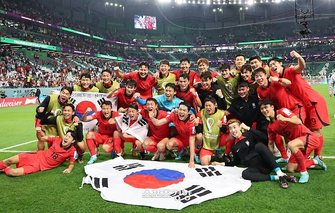 대한민국 축구대표팀 선수들이 2일(현지시간) 카타르 알라이얀 에듀케이션 시티 스타디움에서 열린 2022 카타르 월드컵 조별리그 H조 포르투갈의 경기에서 포르투갈에 2대1로 승리한 뒤 16강 진출이 결정되자 기념촬영을 하고 있다. / 알 라이얀|권도현 기자