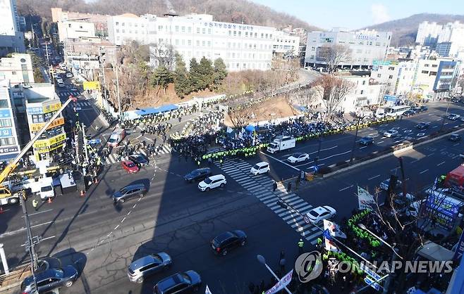 이재명 검찰 출석 맞춰 대규모 찬반 집회 (성남=연합뉴스) 이재명 더불어민주당 대표가 이른바 '성남FC 후원금 의혹' 사건 조사를 받기 위해 검찰에 출석하는 오는 10일 수원지검 성남지청 앞에서 이 대표 지지자 측과 보수 성향 시민단체들의 대규모 맞불 집회가 열리고 있다. 2023.1.10 [사진공동취재단] photo@yna.co.kr