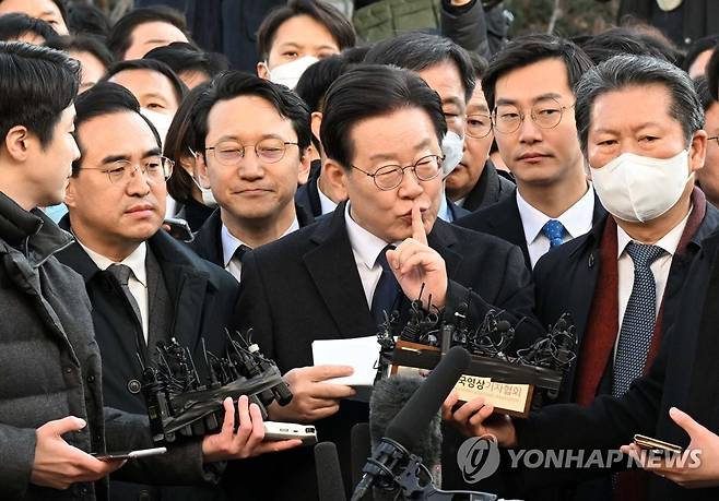 이재명 대표, '성남FC 후원금 의혹' 관련 검찰 출석 (성남=연합뉴스) '성남FC 후원금 의혹' 사건과 관련해 더불어민주당 이재명 대표가 10일 오전 경기도 성남시 수원지방검찰청 성남지청에 피의자 신분으로 조사를 받기 위해 출석하며 입장발표를 하고 있다. 2023.1.10 [사진공동취재단] photo@yna.co.kr