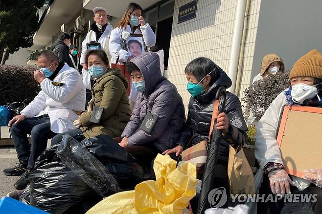 장례식장 앞에서 기다리는 중국 상하이 시민들 [상하이 로이터=연합뉴스 자료사진] 5일 중국 상하이의 한 장례식장 앞에 시민들이 줄지어 앉아 기다리고 있다. 최근 중국은 코로나19 사망자 급증으로 영안실과 화장장 등 장례시설이 포화상태에 도달했다. 전날 블룸버그통신은 상하이 룽화 화장시설의 경우 평소 가능한 수준보다 5배 많은 하루 500구 이상의 시신을 화장해야 하는 실정이라고 전했다. 2023.01.06 photo@yna.co.kr