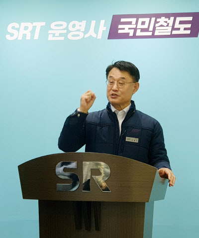 이종국 에스알(SR) 대표이사가 지난 5일 서울 수서역에서 기자회견을 갖고 지난달 30일 발생한 통복터널 전차선 단전사고에 대해 설명을 하고 있다. (사진=뉴시스)