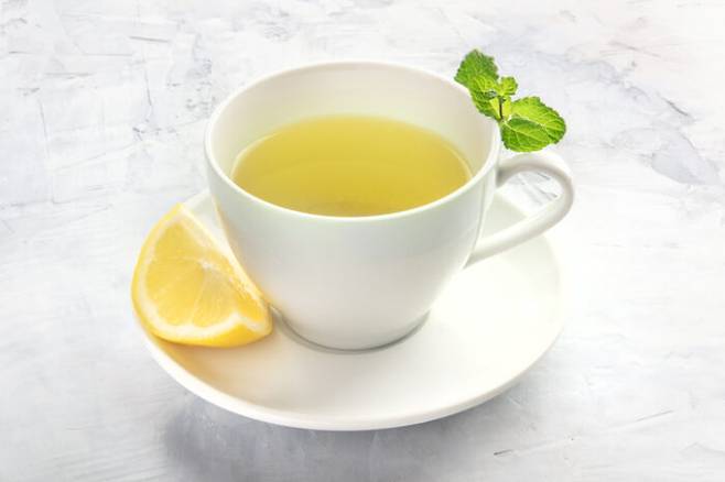 녹차에 레몬을 곁들이면 체중을 줄이는데 좋은 효과가 있다. [사진=게티이미지뱅크]