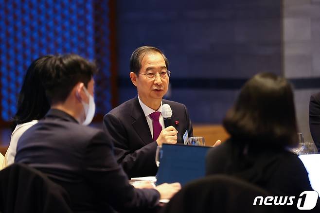 한덕수 국무총리가 10일 오후 세종 총리 공관에서 열린 출입기자단 만찬간담회에서 발언하고 있다.(총리실 제공)/