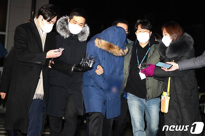 '회삿돈 1880억원 횡령' 혐의를 받는 오스템임플란트 직원 이 모씨가 6일 새벽 서울 강서경찰서로 압송되고 있다.  2022.1.6/뉴스1 ⓒ News1 성동훈 기자