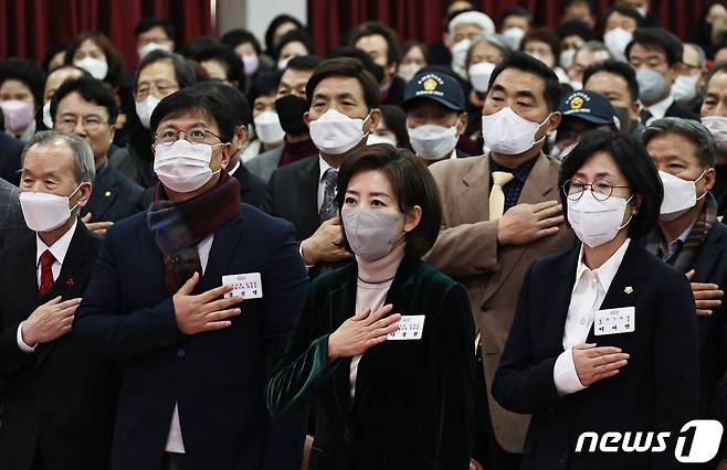 대통령 직속 저출산고령사회위원회 부위원장직 사의를 표명한 나경원 전 국민의힘 의원이 11일 오전 서울 동작구청에서 열린 신년인사회에서 국민의례를 하고 있다. (공동취재) 2023.1.11/뉴스1 ⓒ News1 민경석 기자