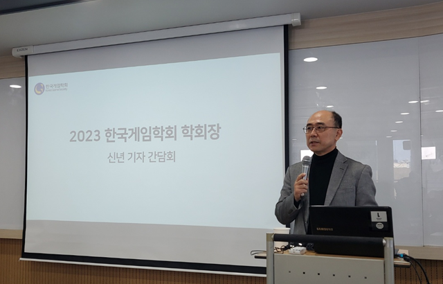 위정현 한국게임학회장은 11일 서울 서초구 토즈 강남컨퍼런스센터에서 신년 기자간담회를 열고 확률형 아이템 법안과 P2E 게임 등 게임산업 관련 현안들에 대한 입장을 밝혔다. ⓒ데일리안 민단비 기자