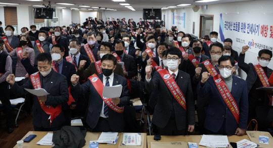 11일 오후 서울 관악구 한국공인중개사협회에서 열린 '국민 재산 보호를 위한 전제사기 예방 및 근절 결의대회'에서 참가자들이 구호를 외치고 있다.



연합뉴스 제공,