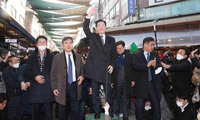 이재명 더불어민주당 대표가 11일 오후 인천 남동구 모래내시장을 방문해 지지자들의 환호에 답하고 있다. 김경호 선임기자 jijae@hani.co.kr