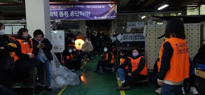 전국금속노조 경기지부 한국와이퍼분회 분회원들이 공장 1층을 지키고 있다. 한국와이퍼분회 제공