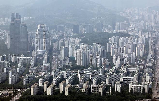 지난해 5월 서울 송파구 롯데월드타워 전망대 서울스카이에서 바라본 서울 시내 모습. 연합뉴스