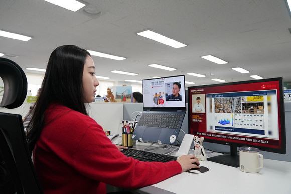 롯데건설 직원이 사내 유튜브 채널을 통해 혁신 어워드 행사에 참여하고 있다. [사진=롯데건설]