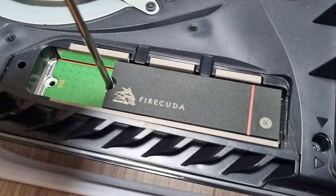 소니 PS5는 이용자가 직접 PC용 SSD를 설치하는 방식으로 용량을 자유롭게 증설할 수 있다