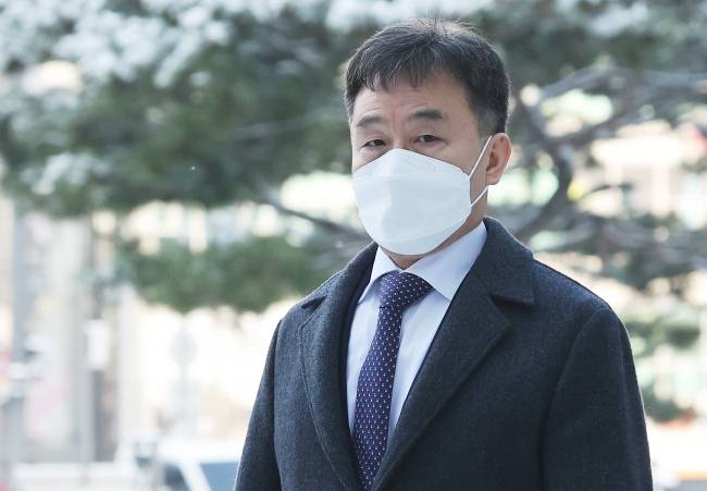 대장동 개발사업 비리 의혹의 핵심인물인 화천대유자산관리 대주주 김만배씨가 지난달 6일 경기도 수원시 영통구 수원지방법원에서 열린 공판에 출석하고 있다. 연합뉴스
