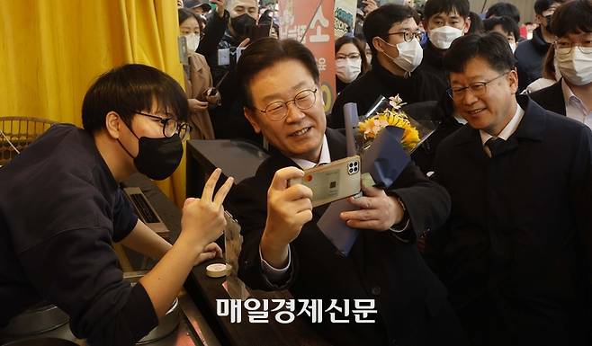 이재명 더불어민주당 대표가 11일 인천 모래내시장을 방문하고있다. 2023.1.11 [김호영기자]