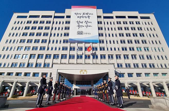 5일 오후 서울 용산 대통령실 청사 앞에서 한국을 국빈 방문한 응우옌 쑤언 푹 베트남 국가주석 공식환영식을 위해 의장대가 대기하고 있다. [연합]