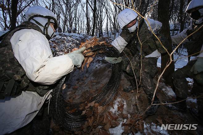 [철원=뉴시스] 김경목 기자 = 10일 오전 육군 제15보병사단(승리부대) 을지여단 대성산대대 장병들이 강원도 철원 중부전선 대성산(1175ｍ) 작전지역에서 철조망을 옮기고 있다. 2023.01.10. photo31@newsis.com