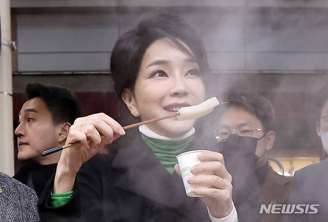 [대구=뉴시스] 홍효식 기자 = 윤석열 대통령 부인 김건희 여사가 11일 대구 서문시장을 찾아 어묵을 시식하며 상인들과 대화하고 있다. (대통령실통신사진기자단) 2023.01.11. yesphoto@newsis.com