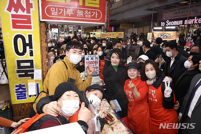 [대구=뉴시스] 홍효식 기자 = 윤석열 대통령 부인 김건희 여사가 11일 대구 서문시장을 찾아 상인과 기념촬영을 하고 있다. (대통령실통신사진기자단) 2023.01.11. yesphoto@newsis.com