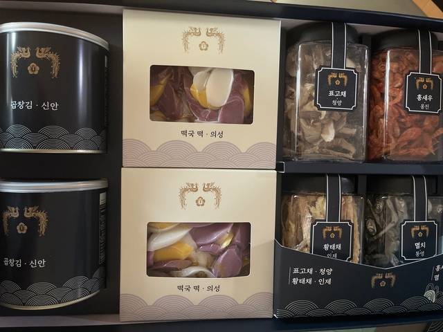 윤석열 대통령과 부인 김건희 여사가 각계 원로 등에게 보내는 설 선물세트. 의성 떡국 떡과 청양 표고채 등 지역 특산물 6종으로 구성됐다.