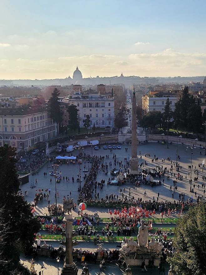 로마에서 가장 큰 포폴로 광장에서 행사가 있다.